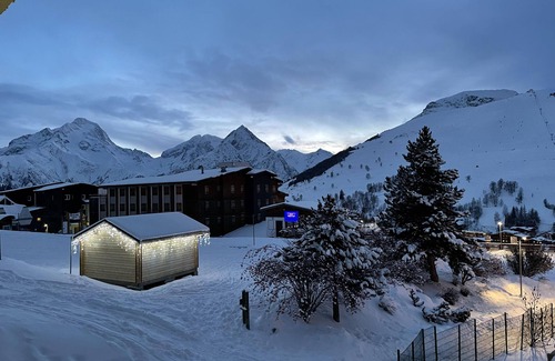 Mont-de-Lans Apartment | Charming apartment for 4 people, ski in, ski out