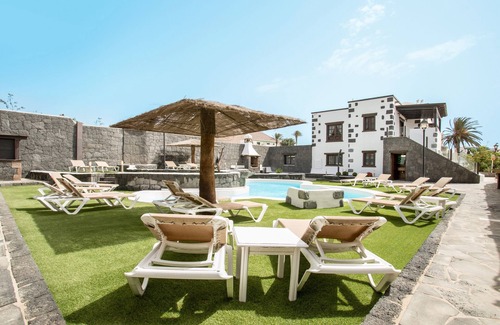 La Asomada Apartment | Charming Apartment "7" with Terrace, Community Pool & Wi-Fi