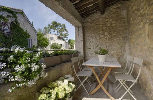 Eygalieres Apartment | Charming apartment in town house in the heart of Eygalieres