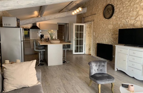 Villelaure House | Charming apartment in restored dovecote in 18th century farmhouse with character