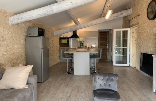 Villelaure House | Charming apartment in restored dovecote in 18th century farmhouse with character