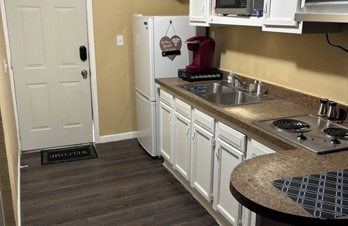 Ravenswood Apartment | Charming apartment in fantastic Ravenswood with AC, WiFi