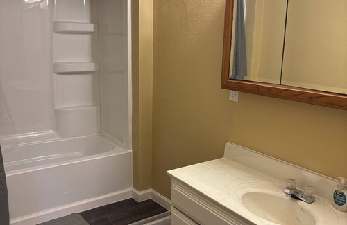 Ravenswood Apartment | Charming apartment in fantastic Ravenswood with AC, WiFi