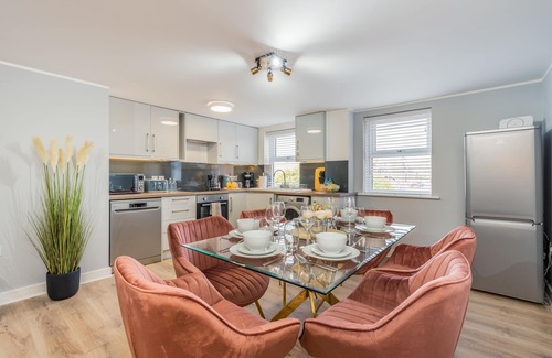 Andover Apartment | Charming Apartment In Andover Town Centre 55' 4K Smart TV Netflix