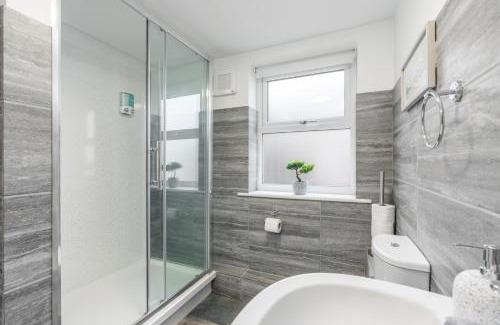 Andover Apartment | Charming Apartment In Andover Town Centre 55' 4K Smart TV Netflix