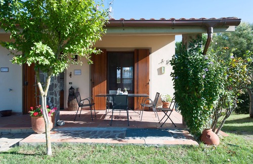 Empoli Apartment | Charming apartment in country house with shared pool garden with stunning views