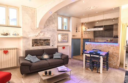 Vado Ligure Apartment | Charming apartment 50 meters from the ma with 6 beds.