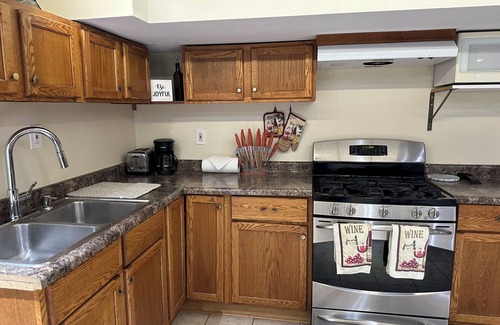 Cragin House | Charming apartment king bed with AC, WiFi