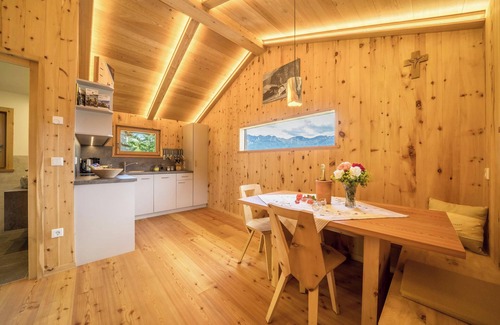 Naturno House | Charming Apartment Kornkammer Lodge with Mountain View, Wi-Fi & Garden; Parking Available