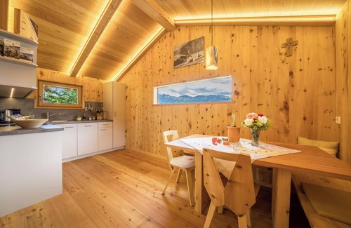 Naturno House | Charming Apartment Kornkammer Lodge with Mountain View, Wi-Fi & Garden; Parking Available