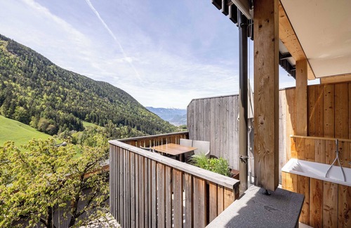 Collepietra Apartment | Charming Apartment “Sonnleiten Sonne Mond u Sterne” with Mountain View