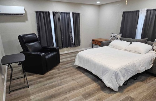 New Boston Apartment | Charming apartment with a full size kitchen AC and WiFi in wonderful New Boston