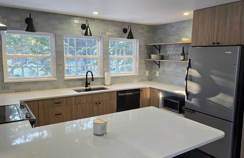 West Enfield Apartment | Charming apartment with 1 bedroom and AC, WiFi in Enfield. Lake views!