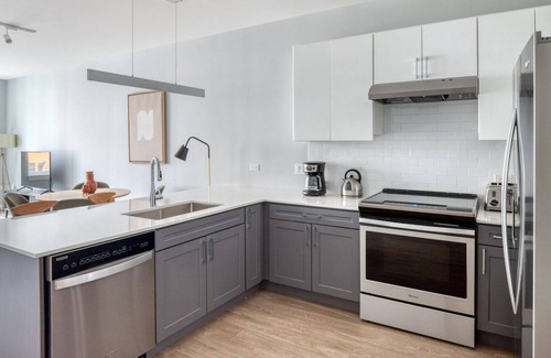 Arlington Heights Apartment | Charming Arlington Heights 2BR w/ W/D, Gym & BBQ, nr Dining, by Blueground