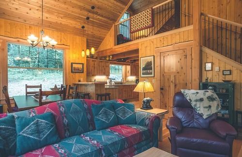 Welches Cabin | Charming, Artfully Crafted Cedar Springs Cabin, Secluded Forest, BBQ, Hot Tub