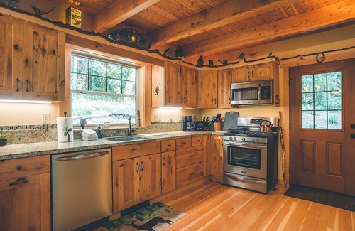 Welches Cabin | Charming, Artfully Crafted Cedar Springs Cabin, Secluded Forest, BBQ, Hot Tub