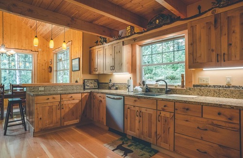 Welches Cabin | Charming, Artfully Crafted Cedar Springs Cabin, Secluded Forest, BBQ, Hot Tub