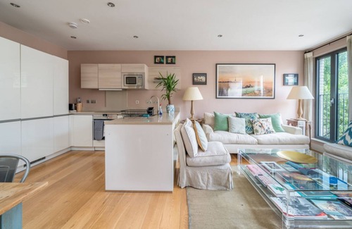 Golborne Apartment | Charming artist’s flat near Portobello