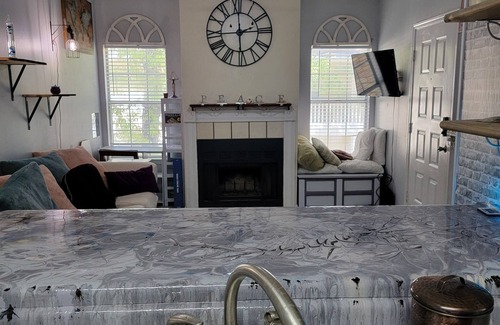 Ferry Pass Condo | Charming Artist's nook - 1-bed condo with WiFi, AC. Close to beach and shopping