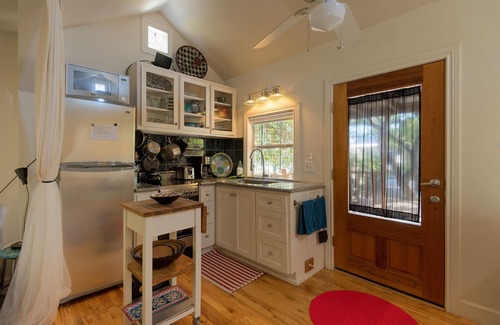 Tumbleweed Hills Cottage | Charming Artistic Casita in rolling Texas Hill Country