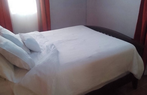 Yeoman Wood Bed & Breakfast | Charming B&B with WiFi and AC in Enchanting Freeport