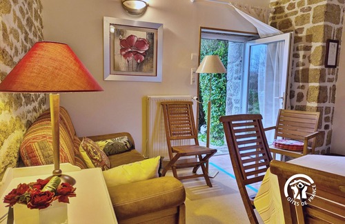 Niort-la-Fontaine Bed & Breakfast | Charming B&B in Historic Niort la Fontaine - Peaceful Stay with Scenic Hikes Nearby