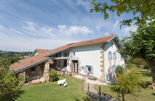 Saint-Pee-sur-Nivelle Apartment | Charming B&B and Gites a few minutes away from Saint-Jean-de-Luz and Biarritz