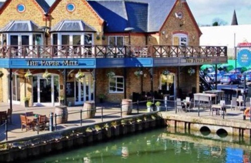 Hemel Hempstead House | Charming baby narrowboat Apsley Marina