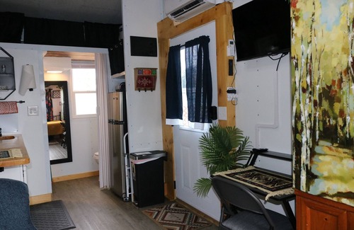 Oak Hill Apartment | Charming Backyard Studio/Tiny Home in beautiful Jacksonville/OP