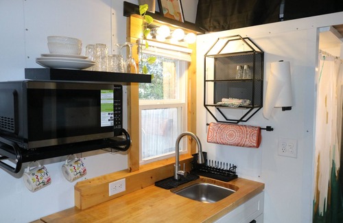 Oak Hill Apartment | Charming Backyard Studio/Tiny Home in beautiful Jacksonville/OP