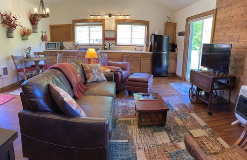 Port Angeles House | Charming Barn Cottage