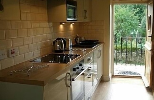 Hathersage House | Charming Barn-Hathersage - Private Off Road Parking -Stunning Views & Mill Pond