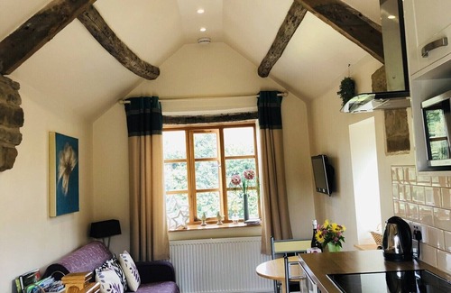 Hathersage House | Charming Barn-Hathersage - Private Off Road Parking -Stunning Views & Mill Pond