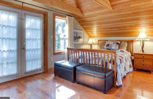 Lakeview House | Charming Barn House