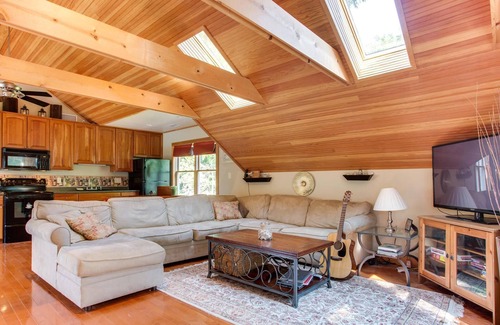 Lakeview House | Charming Barn House