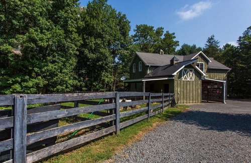 Lakeview House | Charming Barn House