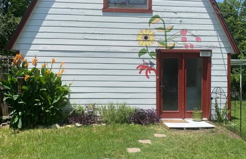 Denton House | Charming barn with 2 bedroom and WiFi, close to Courthouse Square.