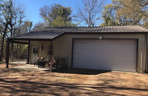Weston House | Charming barndominium with 2 bedrooms and WiFi, AC with firepit in the woods.