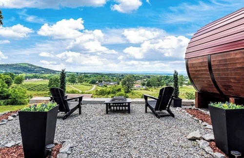 Arlington Cabin | Charming Barrel on a Private Vineyard with Scenic Views and Hot Tub