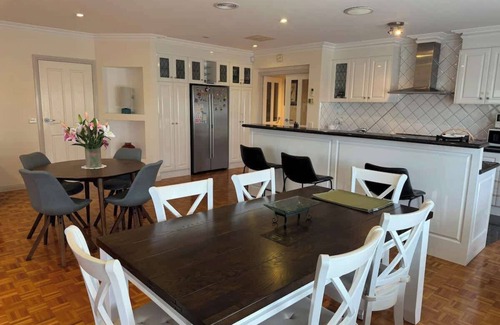Bell Post Hill Villa | Charming Bay-View Stay near Geelong Ring Road