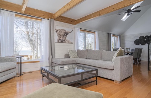 Bluewater Cottage | Charming Bayfield cottage directly on Lake Huron - WATERFRONT spacious lot! ☀️
