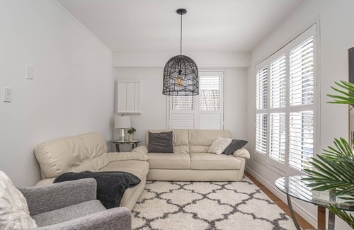 Bluewater Cottage | Charming Bayfield cottage directly on Lake Huron - WATERFRONT spacious lot! ☀️