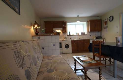 Hauteville-sur-Mer Cottage | Charming Beachside Home with Terrace, BBQ, and Baby Equipment in Hauteville-sur-Mer