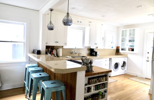 Ventura House | Charming Beach Bungalow in Midtown +