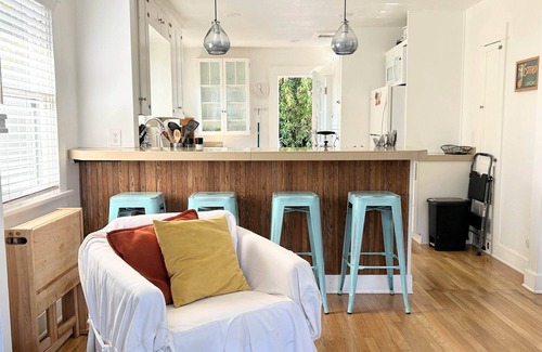 Ventura House | Charming Beach Bungalow in Midtown +