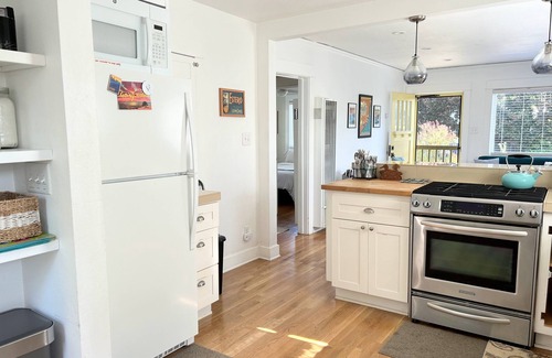 Ventura House | Charming Beach Bungalow in Midtown +