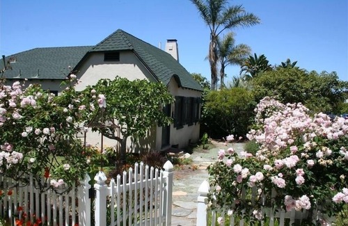 Del Mar House | Charming Beach Cottage with Ocean Views: 5-minute walk from beach & shops