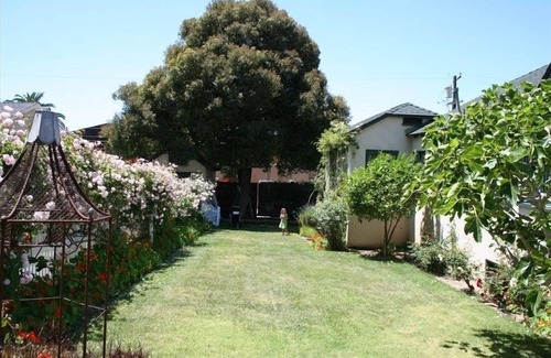 Del Mar House | Charming Beach Cottage with Ocean Views: 5-minute walk from beach & shops