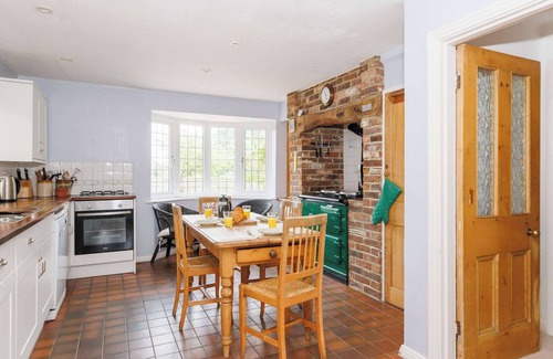 West Wittering House | Charming Beach Getaway - Spacious 4BR sunny garden