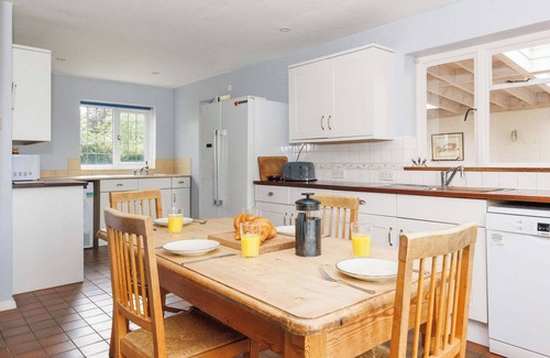 West Wittering House | Charming Beach Getaway - Spacious 4BR sunny garden